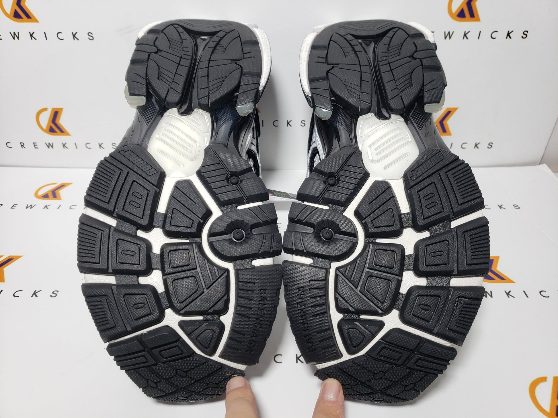 BALENCI Runner Sneaker Black White - image 6